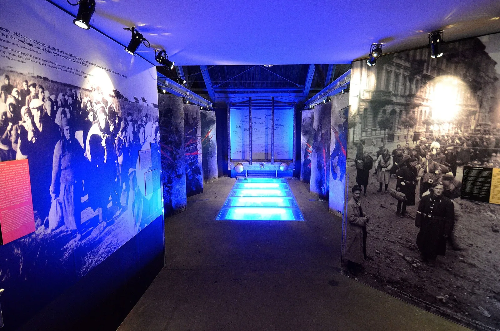 Wnętrze ekspozycji Muzeum Dulag 121 w Pruszkowie