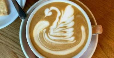 Kawa z mlekiem w galerii Kogiel Mogiel Caffe