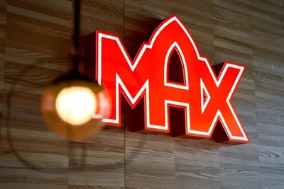 Neon MAX na ścianie restauracji pokazanej w karcie MAX Pruszków