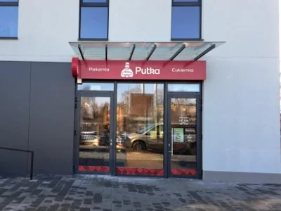 Wejście do piekarni Putka przy Waryńskiego 5 w Pruszkowie