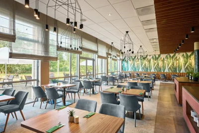 Sala restauracyjna hotelu DeSilva Pruszków z dużymi oknami