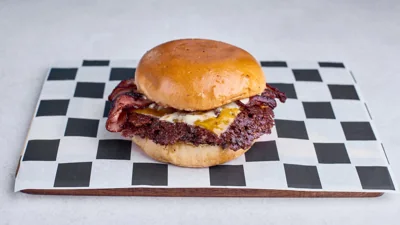 Burger prezentowany w menu The Pills Burger w Wolt
