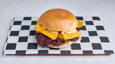 Burger z serem z menu The Pills Burger w Wolt
