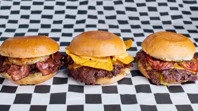 Trzy burgery z oferty The Pills Burger w serwisie Wolt